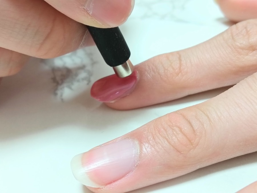 セリア330円でできるマグネットネイル！初心者でも簡単グラデーションでおしゃれな手元に