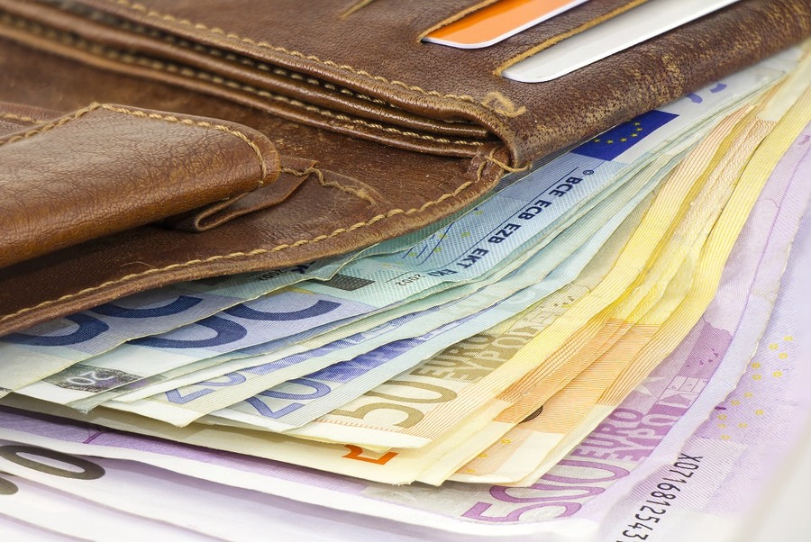 ワーキングホリデーでフランスへ　異国でもスマートな支払いをするための「お金の事前準備と知識」