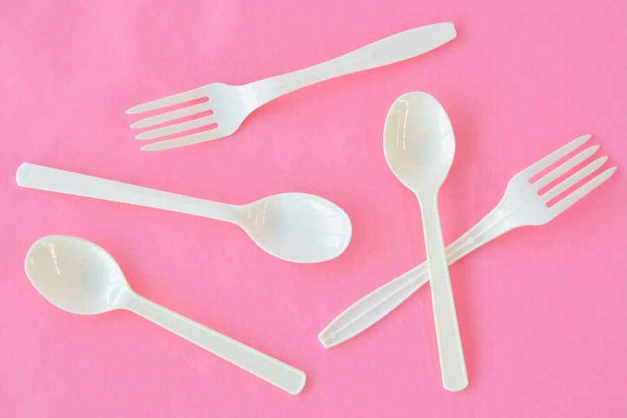 ファミマでプラ製スプーン有料化開始！新たな負担金額と100均を使った元取れ対策　レジ袋に次ぐ定着となるか？