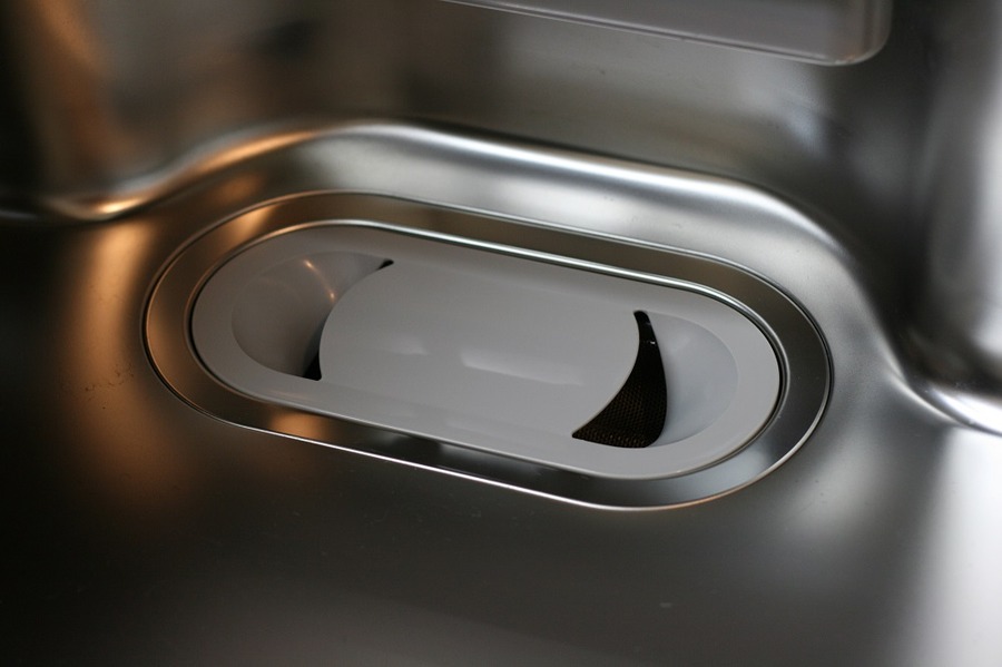 「食器の油汚れ」ふき取り習慣で水道代もメンテナンスコストも節約できる