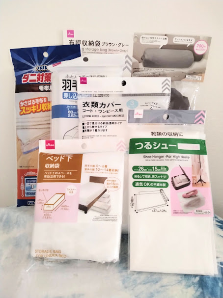 分厚くかさばる冬物の収納に役立つ「ダイソーアイテム」クッションになる布団袋や手押し圧縮袋、つるシューなど6点紹介