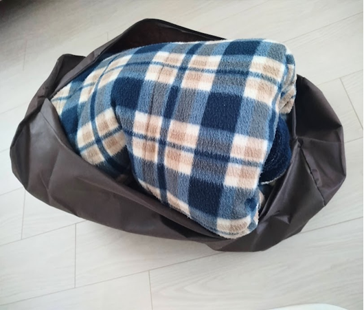 分厚くかさばる冬物の収納に役立つ「ダイソーアイテム」クッションになる布団袋や手押し圧縮袋、つるシューなど6点紹介