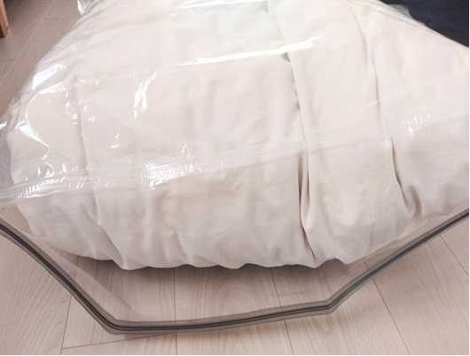 分厚くかさばる冬物の収納に役立つ「ダイソーアイテム」クッションになる布団袋や手押し圧縮袋、つるシューなど6点紹介