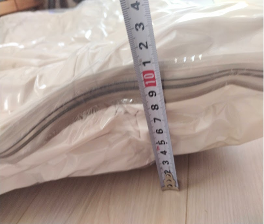 分厚くかさばる冬物の収納に役立つ「ダイソーアイテム」クッションになる布団袋や手押し圧縮袋、つるシューなど6点紹介