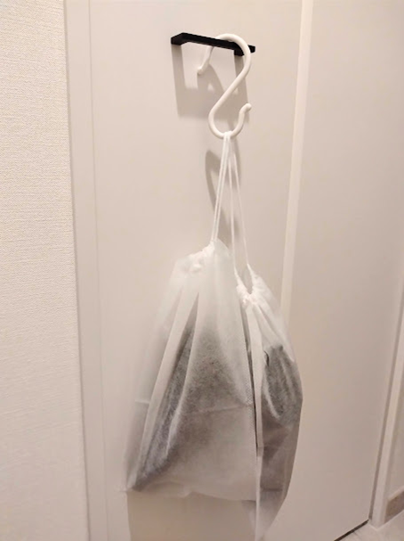 分厚くかさばる冬物の収納に役立つ「ダイソーアイテム」クッションになる布団袋や手押し圧縮袋、つるシューなど6点紹介