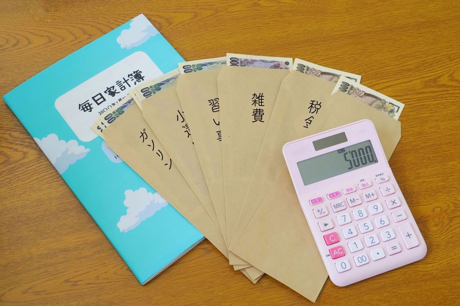 あえて現金を使うメリット4つ　現金払いがお得な店舗リスト、現金の方が節約になる場面とキャッシュレスのメリットも比較