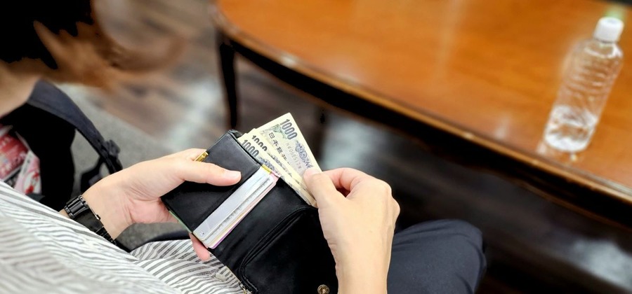 あえて現金を使うメリット4つ　現金払いがお得な店舗リスト、現金の方が節約になる場面とキャッシュレスのメリットも比較
