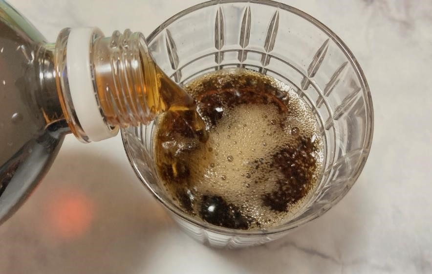 ダイソーの「炭酸を逃がしま栓」について徹底検証　12時間、24時間、30時間後もプシューは聞けるか？