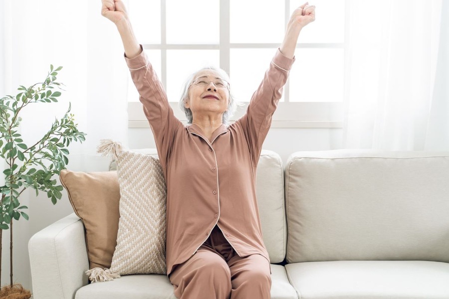 【高齢者の不眠問題】すぐできる睡眠環境の解消ポイント3つと生活習慣の見直し4つ　身近な改善で深く悩まない