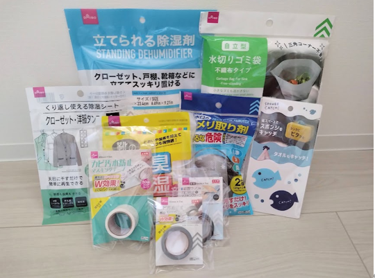 【ダイソー110円】貼るだけ、置くだけ、吊るすだけ！年末ラクするための湿気・カビ対策グッズ