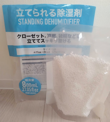 【ダイソー110円】貼るだけ、置くだけ、吊るすだけ！年末ラクするための湿気・カビ対策グッズ