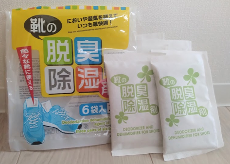 【ダイソー110円】貼るだけ、置くだけ、吊るすだけ！年末ラクするための湿気・カビ対策グッズ
