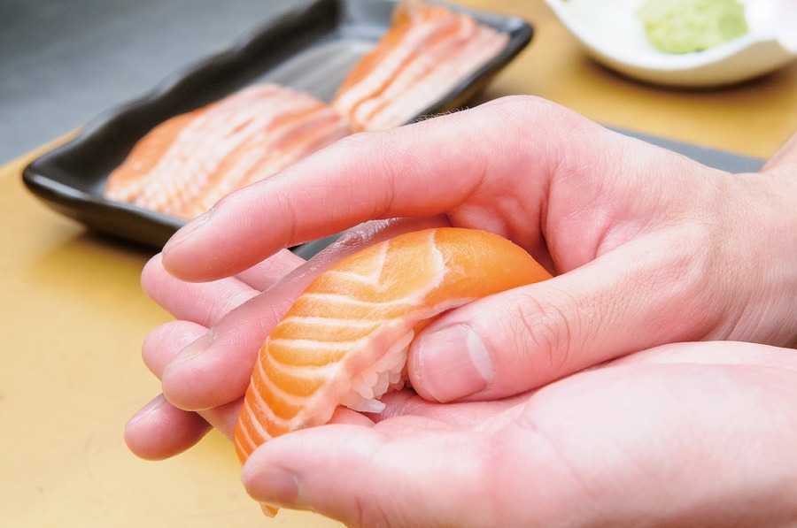 平禄寿司、アントニオ猪木コラボ第4弾「闘魂牛たん三貫」発売