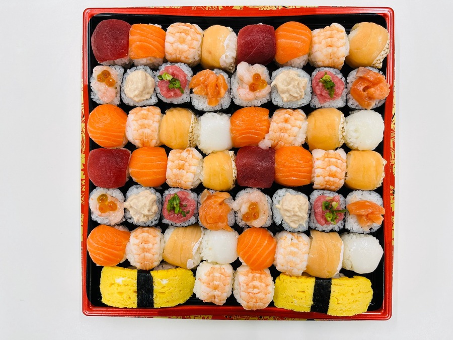 【イオン】キティコラボ巨大おにぎり・50貫の手まり寿司と玉子握りの盛合せ、期間限定販売（7/21まで）