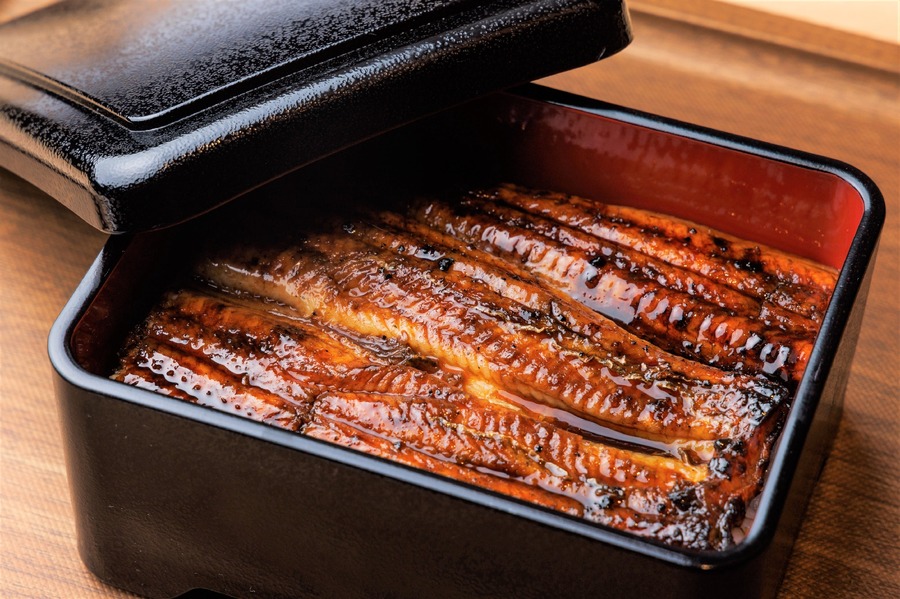 【薪焼うなぎ 銀座おのでら本店】ランチ限定「国産うな玉丼」980円（税込）　オープン記念で生ビール半額（7/23まで）