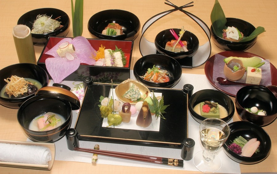 葬儀をすると「料理屋」が指定されるけど、自分の好きなところに頼むことはできるの？