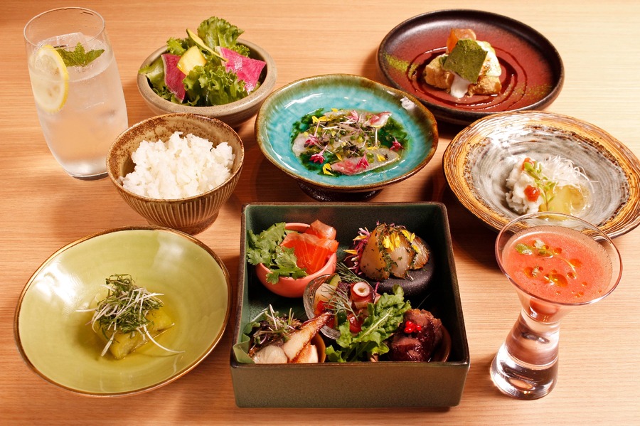 直売所で「地産美食のあたりくじ(1回500円)」販売　農絆卓恵（のうはんたっけい）茶屋町店、1周年記念イベント開催(8/21-9/7)