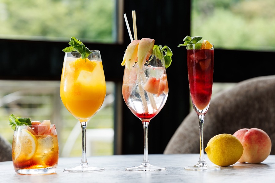 オシャレな夜カフェ営業開始　八芳園「Thrush Café」1日10個限定の「まるごと白桃パフェ」にクギ付け！