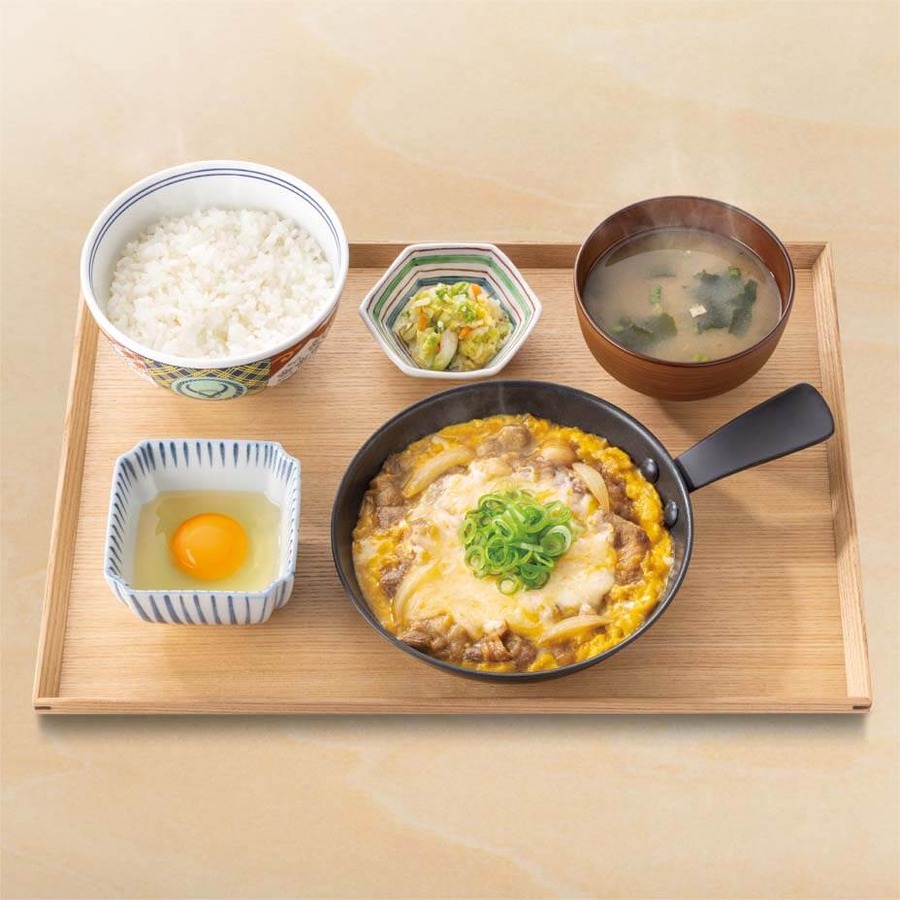 月見の時期がキター！吉野家「月見牛とじ丼」2年ぶり復活、新メニューも登場