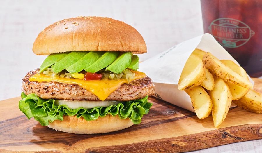 半額クーポンが当たるXキャンペーン(9/3まで)、公式アプリで100円OFFクーポン配信(9/30まで)フレッシュネスバーガー「クラシックアボカドチーズバーガー」グランプリ受賞で