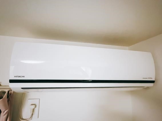 【市販の洗浄スプレーは危険】エアコンの節電にもなる「エアフィルターの掃除術」NGなお手入れ方法も
