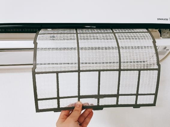 【市販の洗浄スプレーは危険】エアコンの節電にもなる「エアフィルターの掃除術」NGなお手入れ方法も