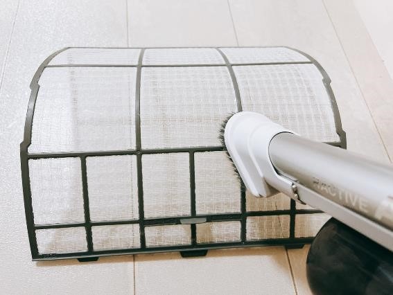【市販の洗浄スプレーは危険】エアコンの節電にもなる「エアフィルターの掃除術」NGなお手入れ方法も