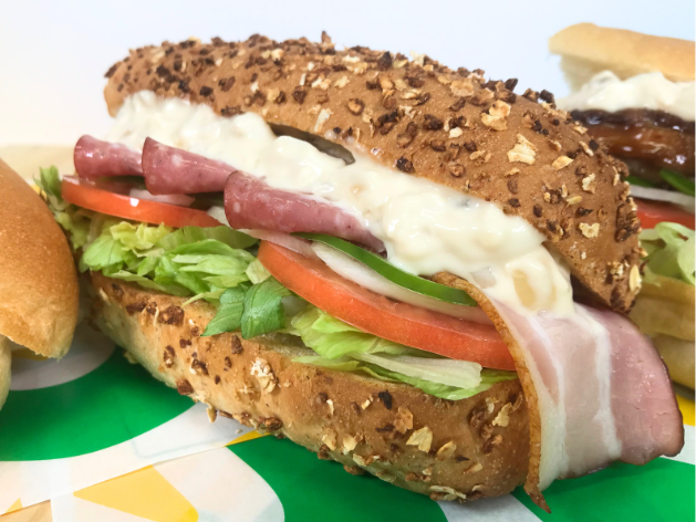 SUBWAY4年ぶりの新作は斬新！「パリッ、もち、冷～、とろ甘～」「燻製香るタルタル」