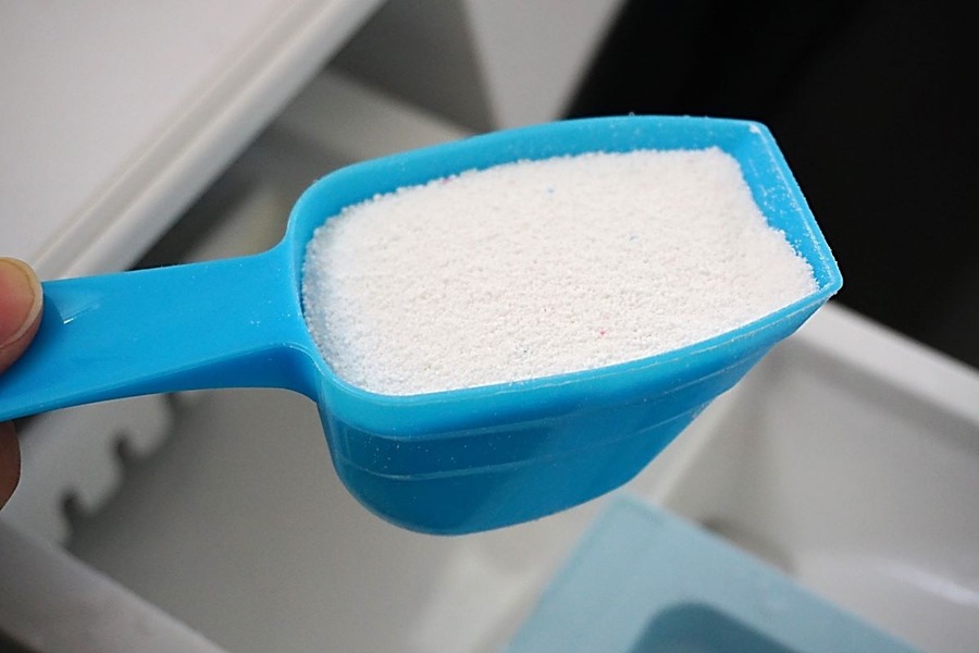 洗剤は液体・粉末どっちがいい？価格重視ならトップバリュ＆業ス―粉末、袋ごとすっぽり入る100均詰替容器も紹介