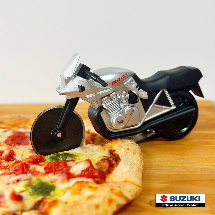 【バイク好きさんに】スズキのKATANA型ピザカッター「ピザカッターナ」発売開始