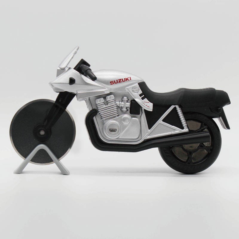 【バイク好きさんに】スズキのKATANA型ピザカッター「ピザカッターナ」発売開始