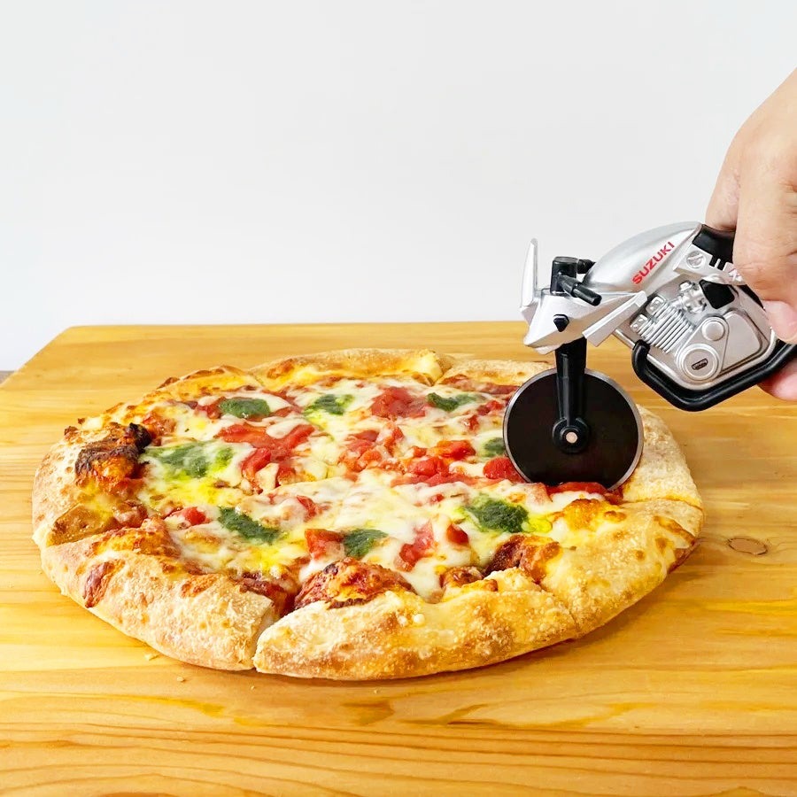 【バイク好きさんに】スズキのKATANA型ピザカッター「ピザカッターナ」発売開始