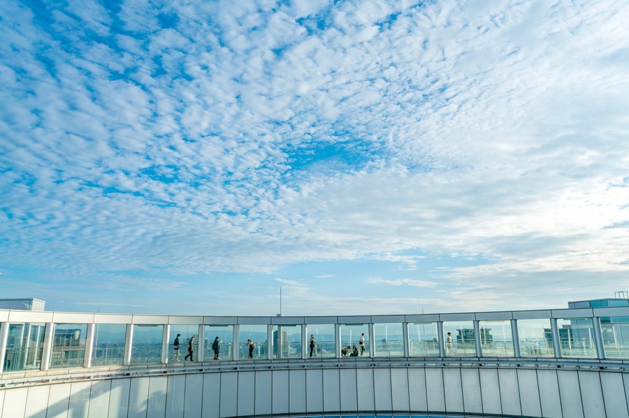 【梅田スカイビル】「展望WEEK! in 空中庭園展望台 2024」を開催　アクリルステッカープレゼント、クイズも(10/1-6)