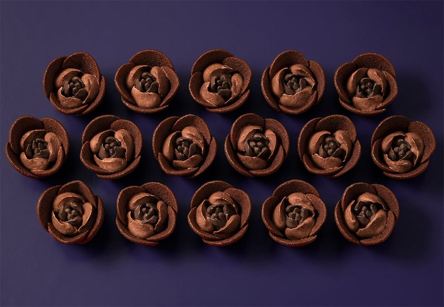 ベネズエラ産カカオで「チューリップローズ」新作、ネイビーブルーのスペシャル缶で新登場(10/10～)