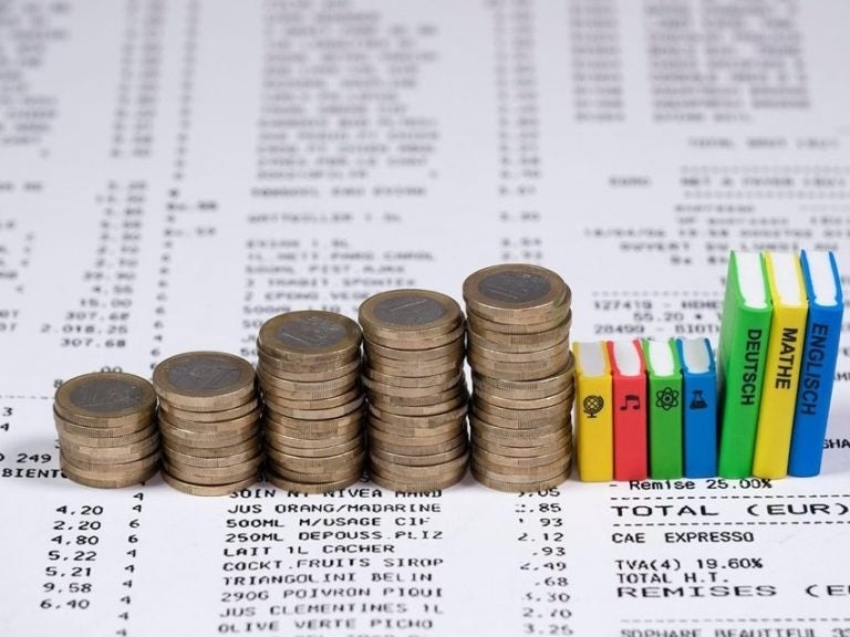 日本郵便、30年ぶりの郵便料金値上げを発表　利用者の反応は