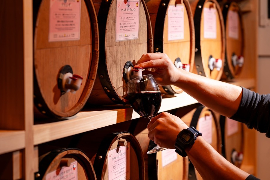 五反田初「セルフ飲み放題」のお店　壁一面に並ぶ樽ワイン50種が楽しめる