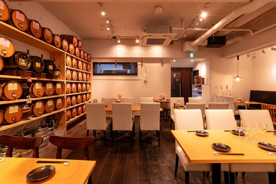 五反田初「セルフ飲み放題」のお店　壁一面に並ぶ樽ワイン50種が楽しめる