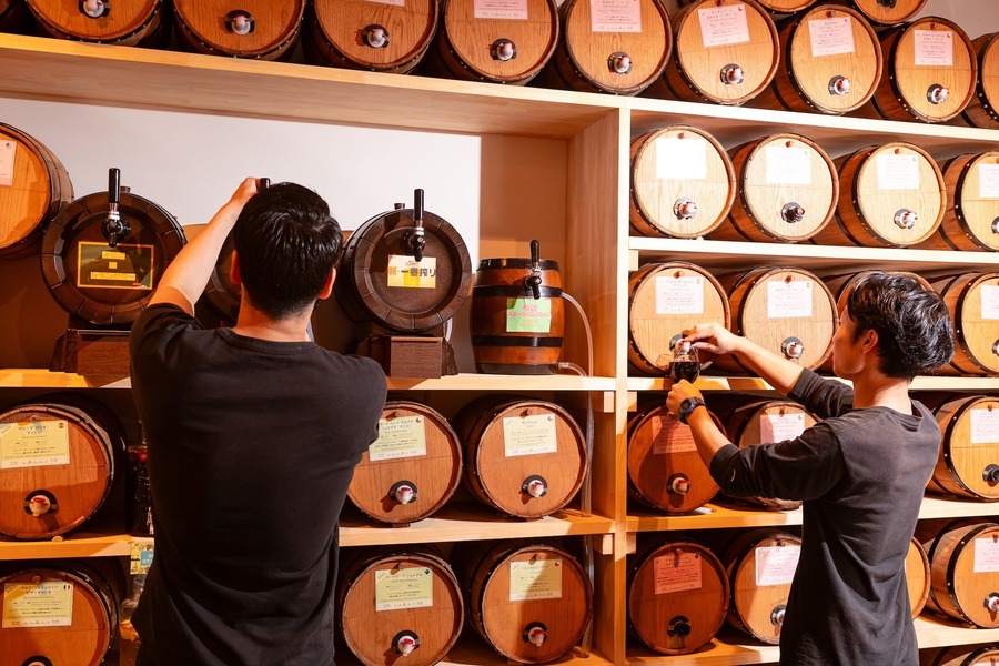 五反田初「セルフ飲み放題」のお店　壁一面に並ぶ樽ワイン50種が楽しめる