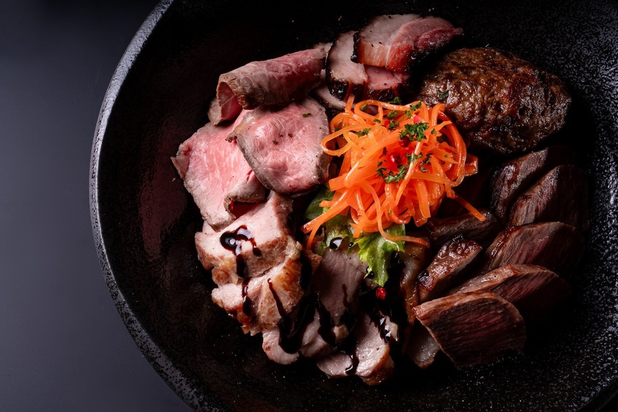 五反田初「セルフ飲み放題」のお店　壁一面に並ぶ樽ワイン50種が楽しめる