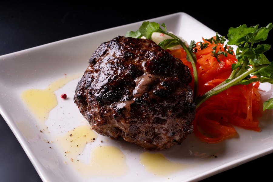 五反田初「セルフ飲み放題」のお店　壁一面に並ぶ樽ワイン50種が楽しめる