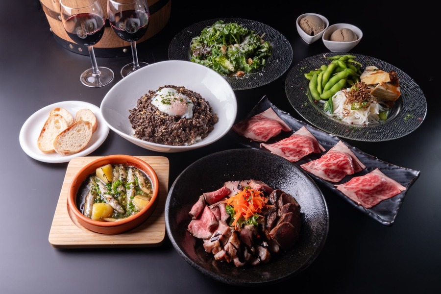 五反田初「セルフ飲み放題」のお店　壁一面に並ぶ樽ワイン50種が楽しめる