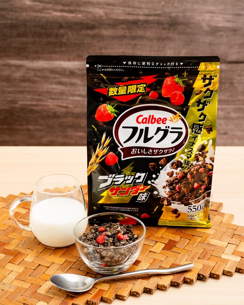 カルビー「フルグラ ブラックサンダー味」全国発売　人気シリアルとチョコ菓子がコラボ