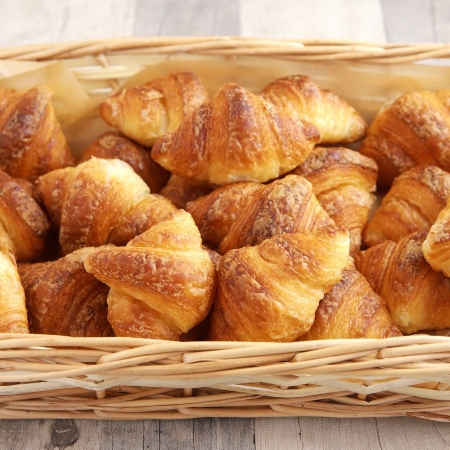 大阪万博公園駅のパン食べ放題が進化　平日限定でサラダが付くお得なランチも提供