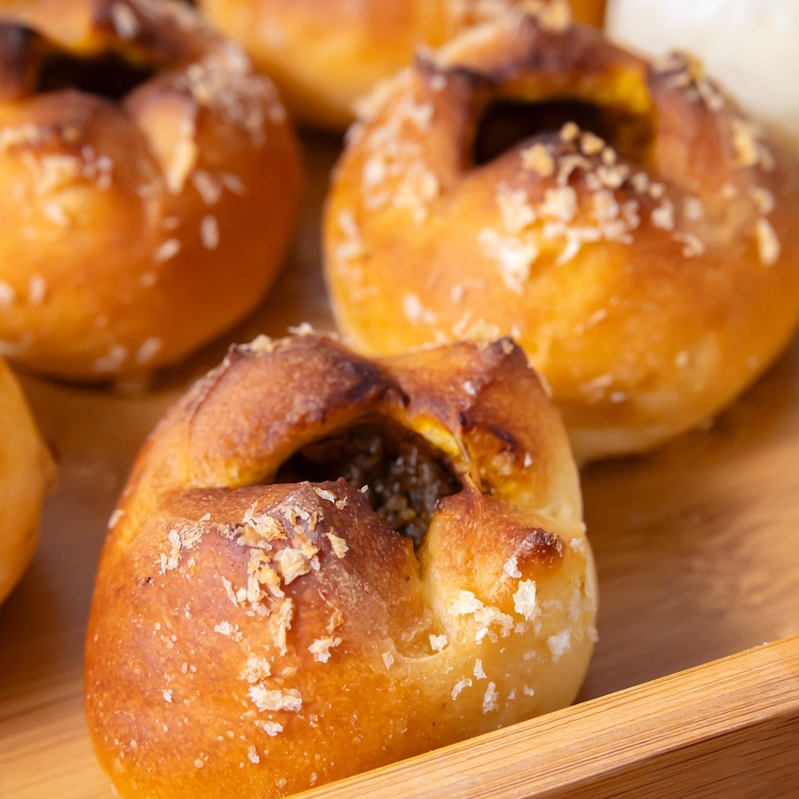 大阪万博公園駅のパン食べ放題が進化　平日限定でサラダが付くお得なランチも提供