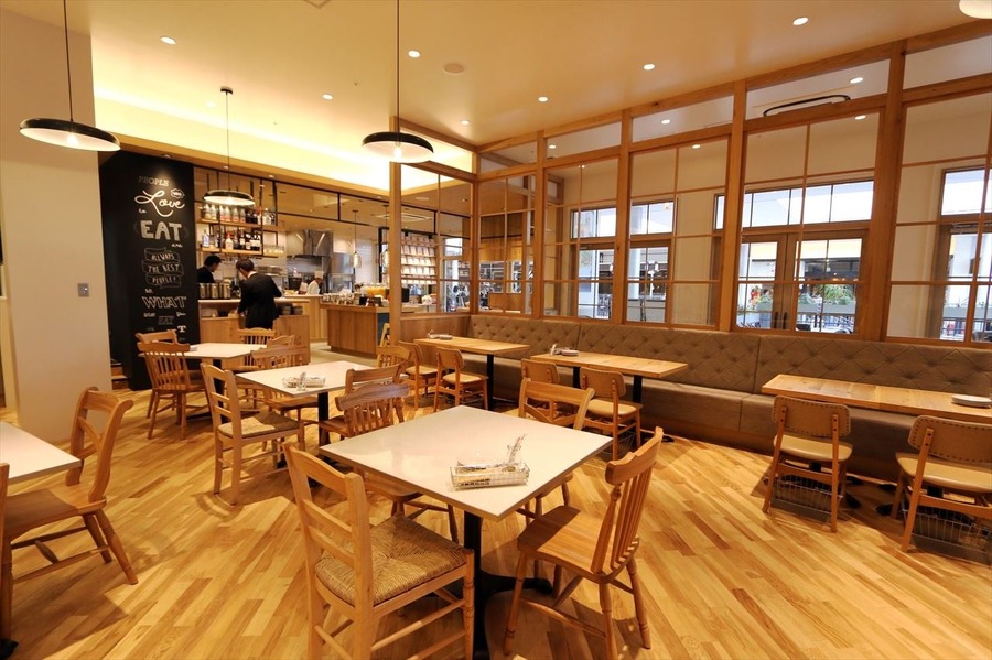 大阪万博公園駅のパン食べ放題が進化　平日限定でサラダが付くお得なランチも提供