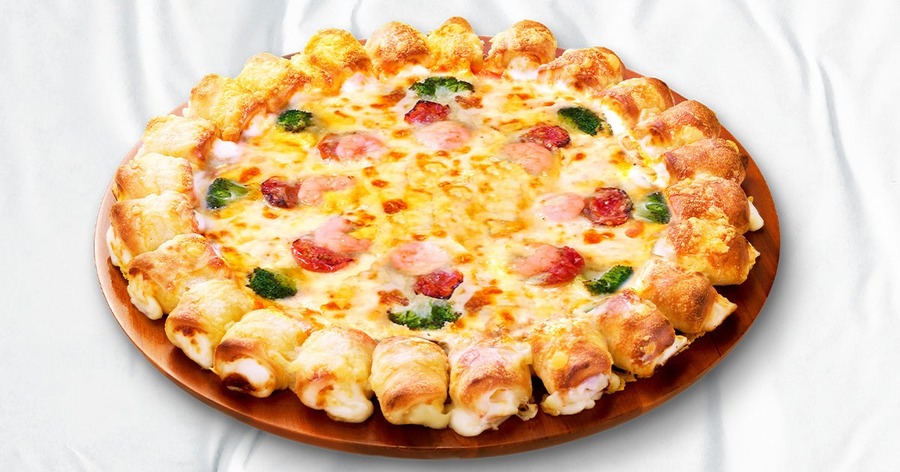 ピザハットの新作　生地のミミにチーズを巻き込んだ「チチチ チージーロール」登場(11/24まで)