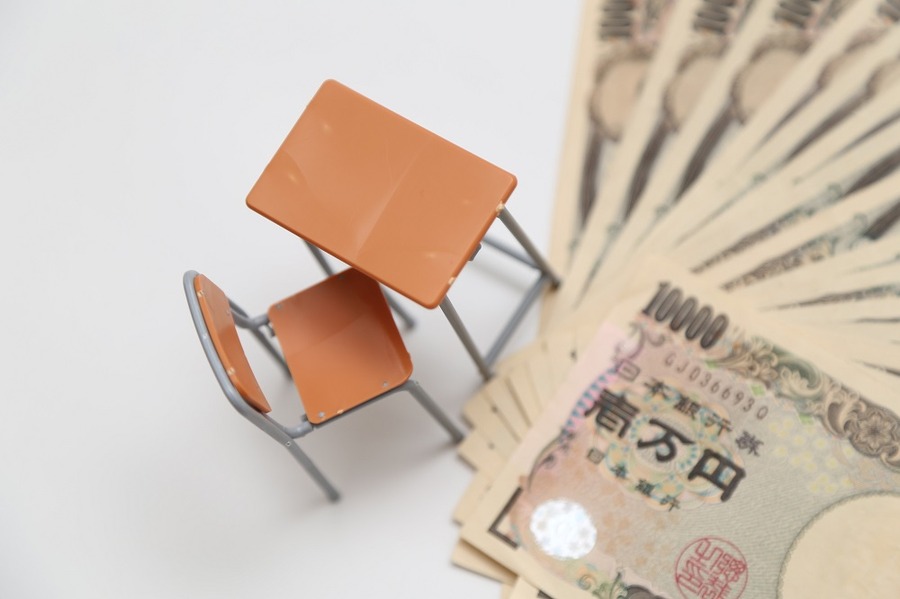 「入学金が足りない…」即日融資のカードローンで教育費を借りてしまっても、１か月以内なら金利の低い教育ローンへの借り換えができます。