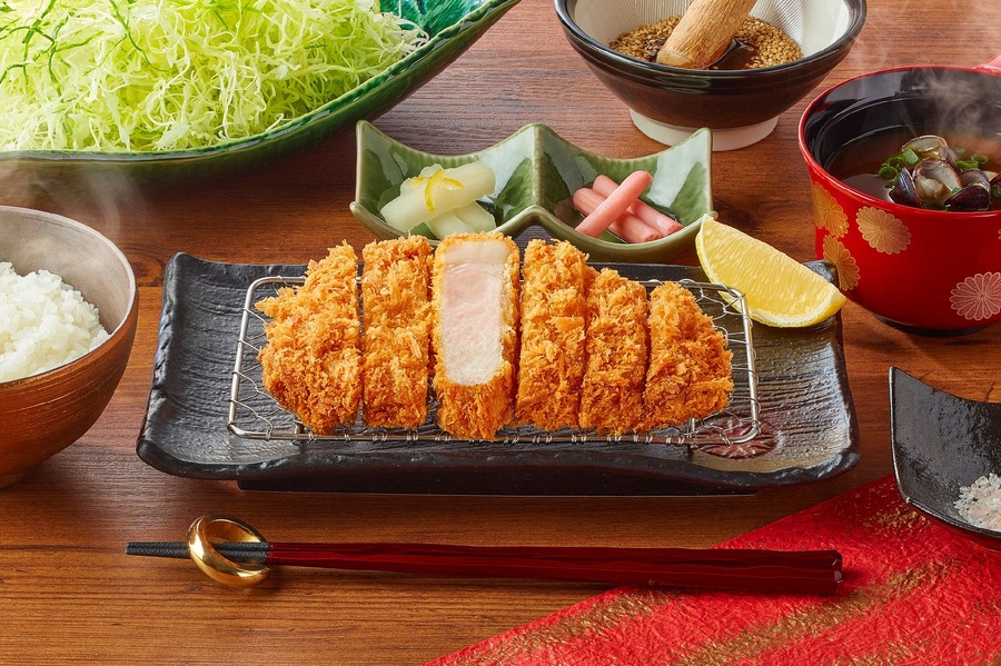 【とんかつ新宿さぼてん】ブラックフライデー限定「黒ごま坦々メンチかつ」が初登場