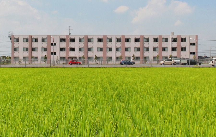 「田んぼの真ん中に群をなして建つアパート」不思議な光景の真実。収益物件への投資は今ではない。