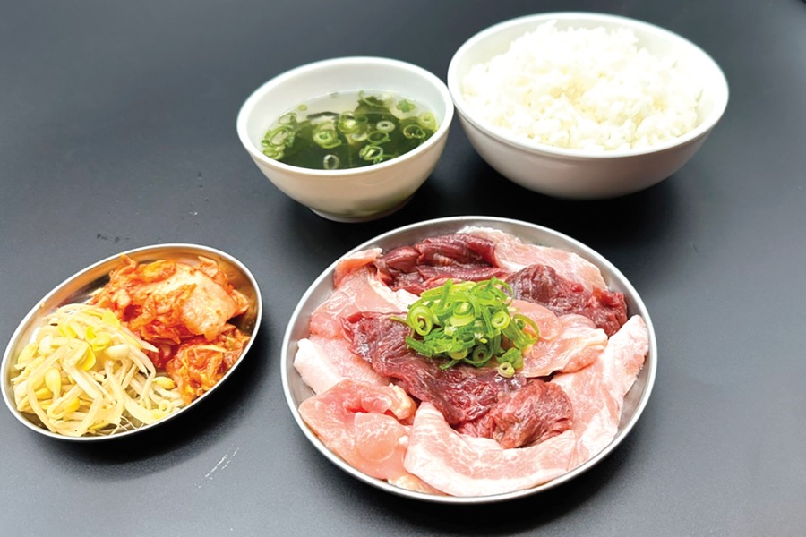 大阪「焼肉ホルモンまるよし」のランチでごはん食べ放題！